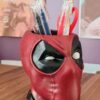 Deadpool Kalemlik | El Yapımı Masa Düzenleyici | Marvel Hayran Hediyesi | Geek Masa Dekoru | Reçine Kalemlik | Çizgi Roman Ofis Aksesuarı